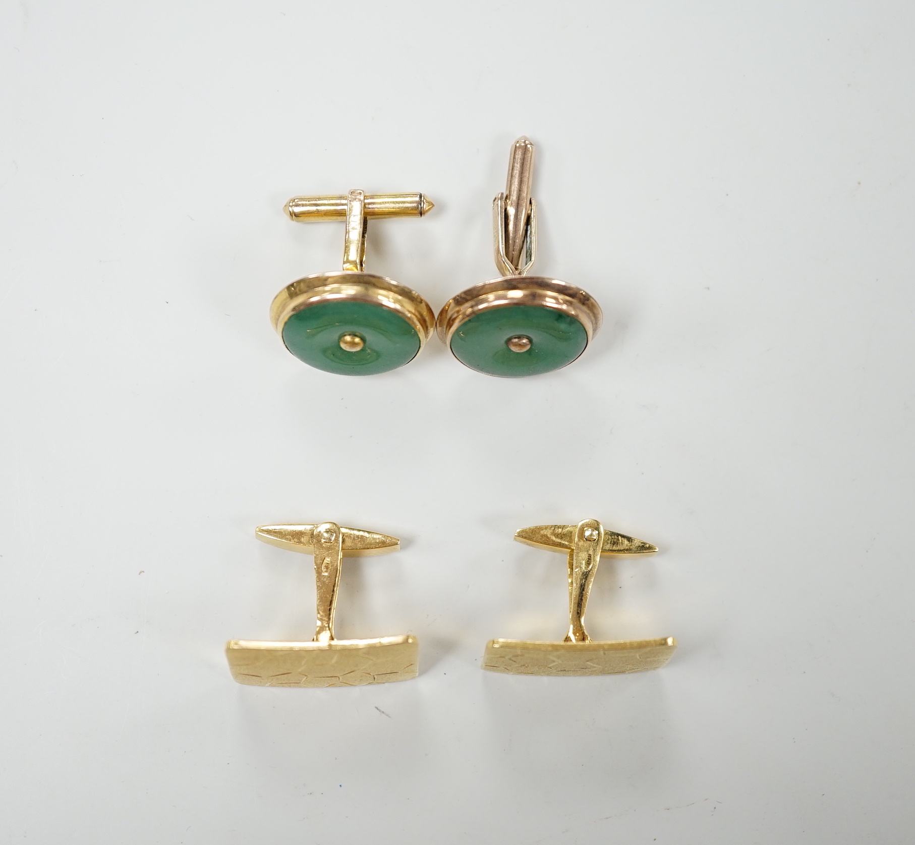 Two pairs of cufflinks, including textured 750 yellow metal 16.5 grams and 9k and jade set disc cufflinks.